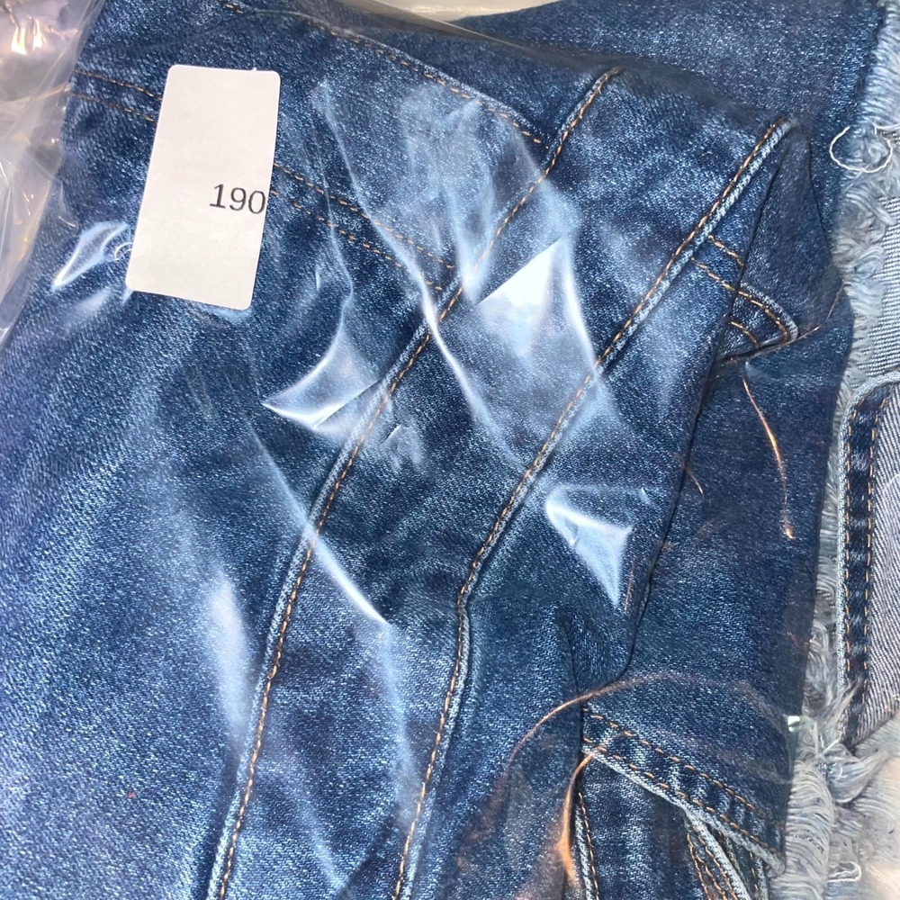 No Boundaries Overall Shorts Womens 2XL Blue Denim high Rise Frayed Hem V Neck - Picture 14 of 14
